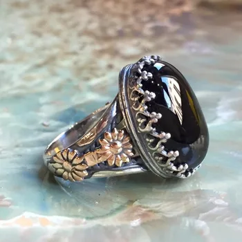 Мужское и женское двухцветное кольцо с тиснением в европейском и американском стиле в стиле минимализма с золотой каймой и черными драгоценными камнями Изображение 2