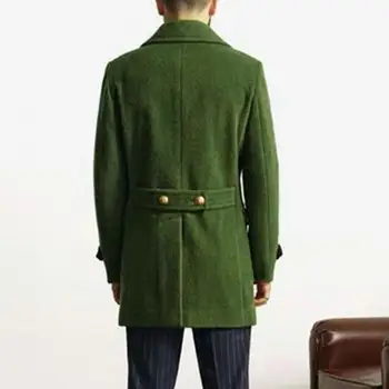 У этого пальто дизайн лацканов, напоминающий воротник костюма, поэтому оно будет более официальным. Изображение 2